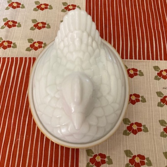 1973 Avon Milk Glass Nesting Hen - Picture 10 of 11